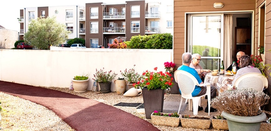 residence-niort-seniors-repas-terrasse