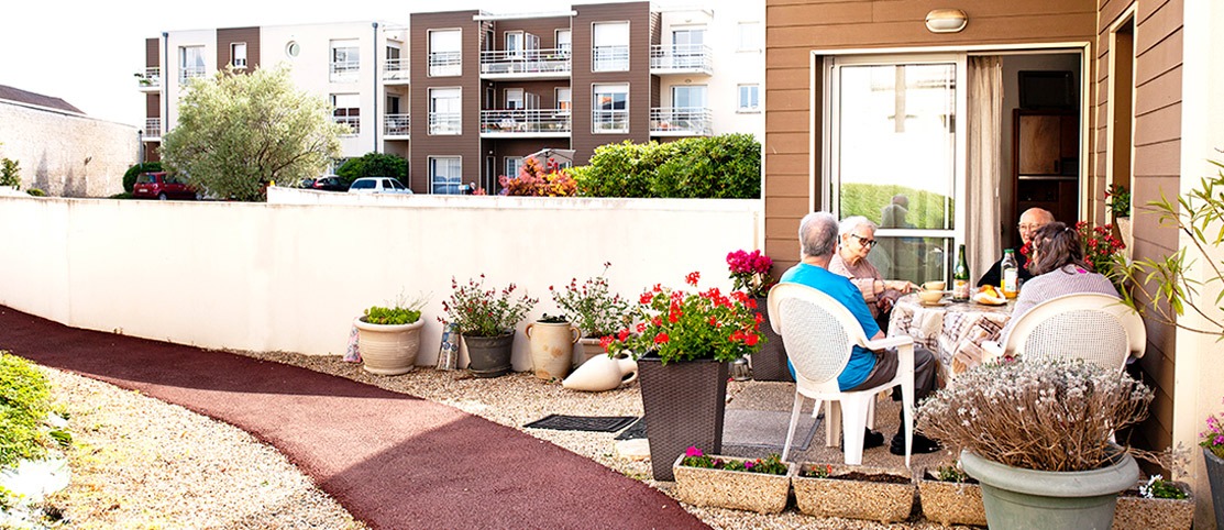 residence-niort-seniors-repas-terrasse