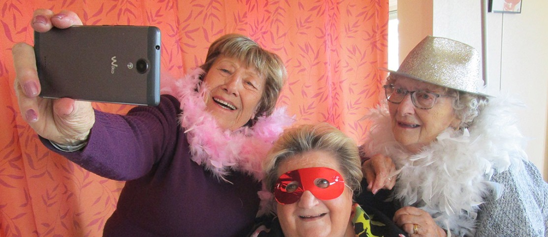 residence-niort-seniors-selfie