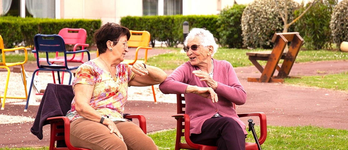 residence-rochefort-femmes-agees-parc-animations