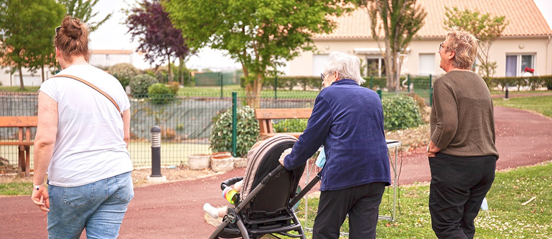 residence-senior-tonnay-charente-parc-balade-intergenerationnelle