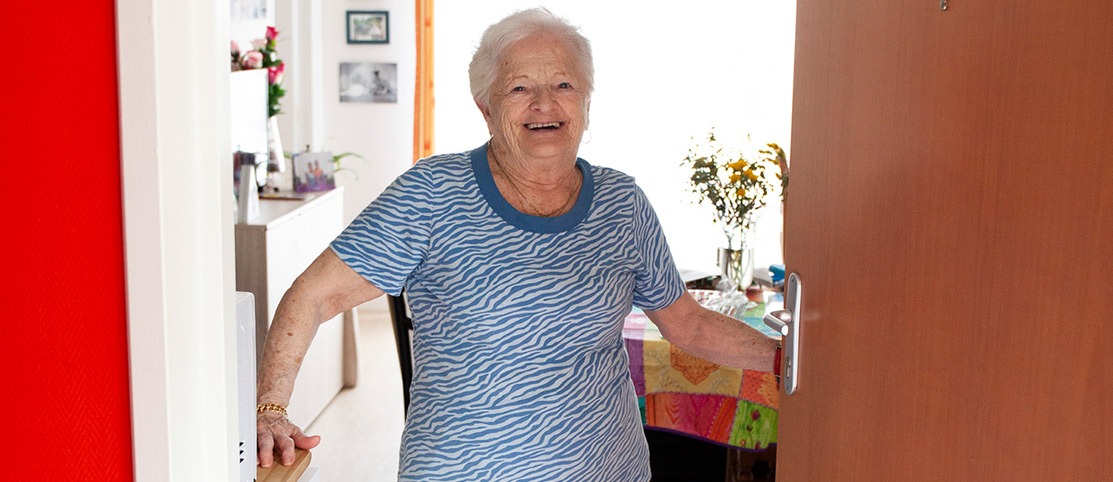 femme-agee-ouvre-porte-son-appartement