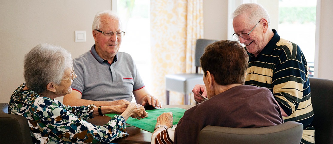 groupe-seniors-jeu-cartes