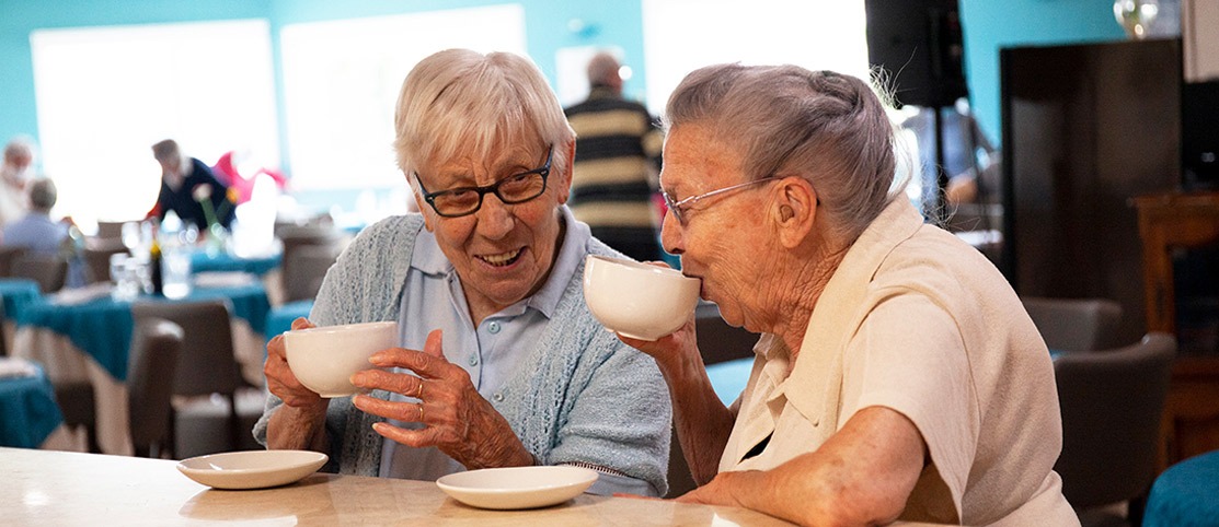 femmes-agees-boivent-cafe