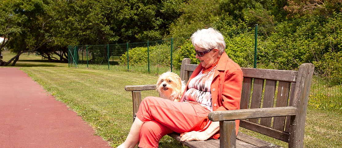 residence-seniors-femme-agee-parc-chien