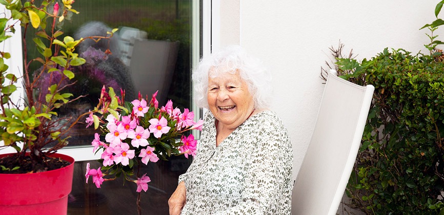 femme-agee-terrasse-logement-residence-seniors