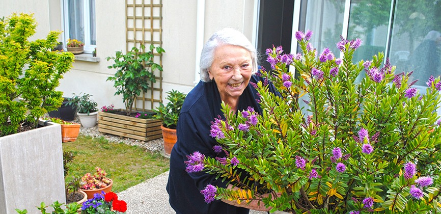 residence-seniors-sables-olonne-personne-agee-jardinage