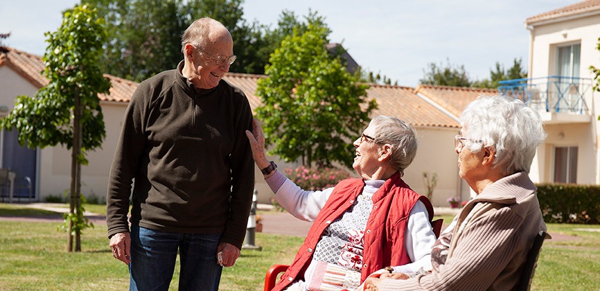 residence-seniors-saint-brevin-discussion-personnes-agees