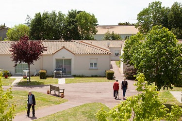 residence-seniors-saint-brevin-les-pins-parc-arbore-375x250px