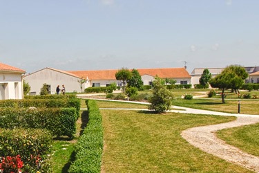 residence-seniors-St-Sulpice-de-Royan-parc-arbore