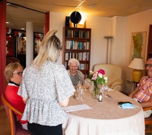 femme-agee-invite-sa-famille-au-restaurant-de-la-residence-senior