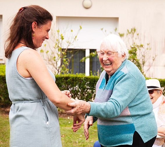 residence-senior-animatrice-residente-rire