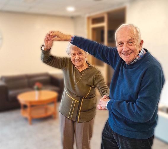 residence-senior-danse-rock-personnes-agees-heureuses