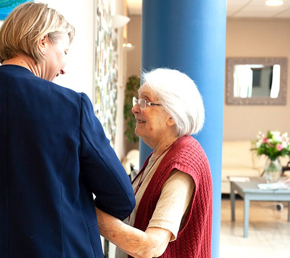 residence-senior-femme-agee-accompagnement-personnel-bienveillant