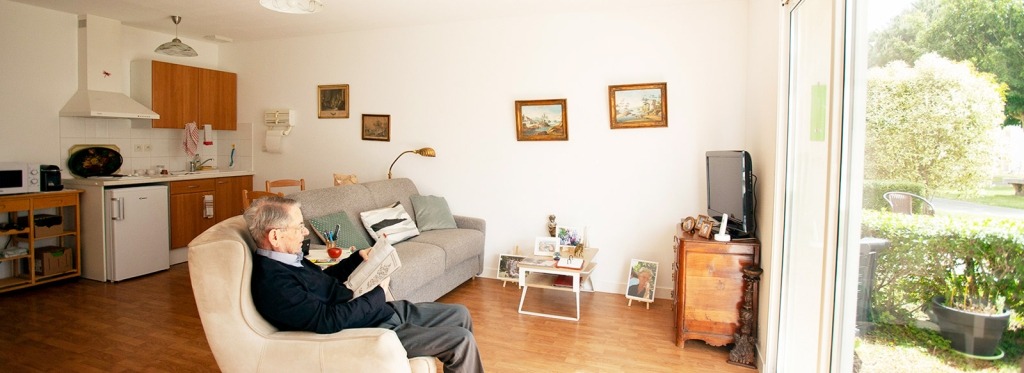 residence-senior-homme-age-logement-plain-pied