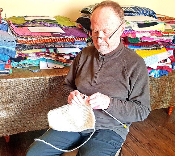 residence-senior-homme-age-tricot