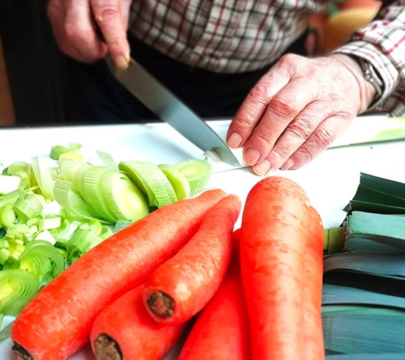 residence-senior-homme-cuisine-legumes