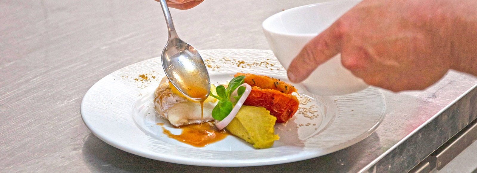 restauration-dans-nos-residences-seniors-preparation-plat-chef
