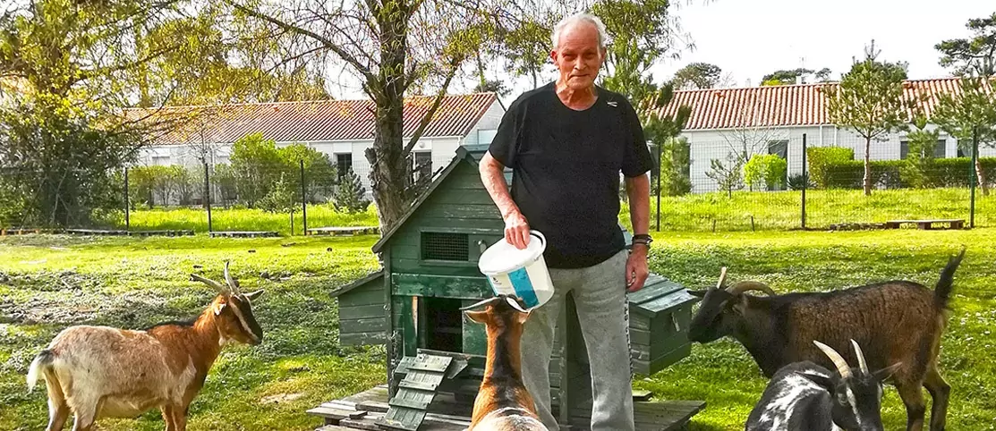 Sénior avec les animaux de la résidence