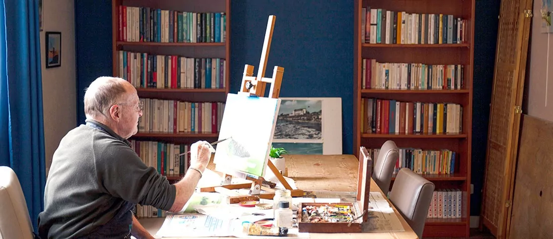 Sénior en train de réaliser une peinture