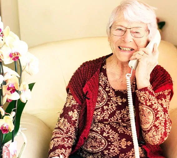 residence-senior-discussion-telephone Senior au téléphone