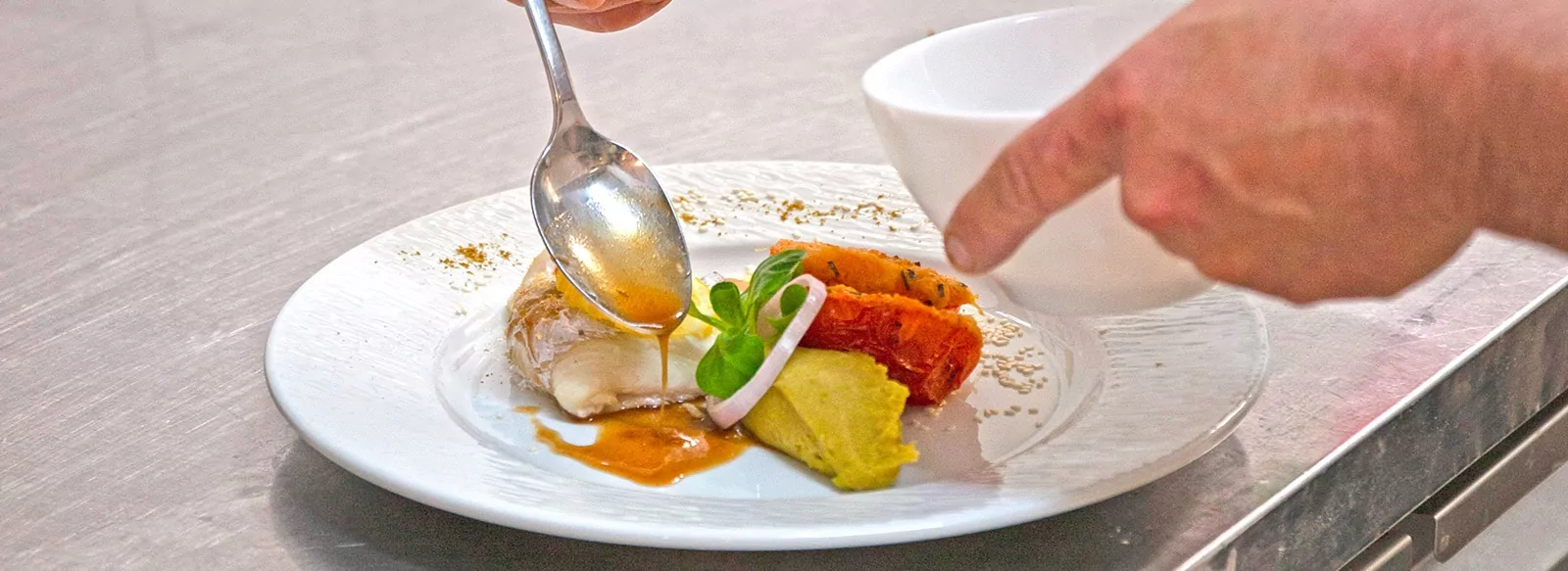residence-senior-restaurant-preparation-plat-chef Préparation de plat en résidence