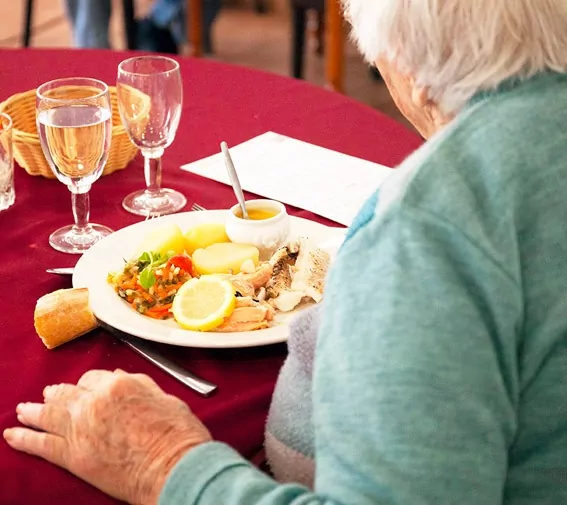 restauration-dans-nos-residences-seniors-repas-a-son-gout Repas servi sur table en résidence