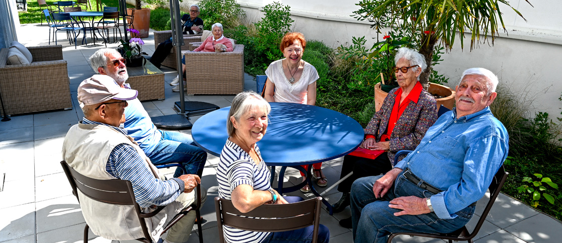 residence royan moment convivial discussion exterieur