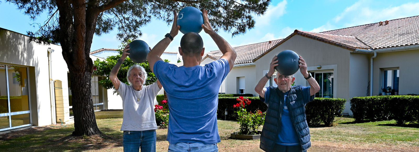 gymnastique dans le parc des Résidentiels au Chateau d'Olonne résidence seniors