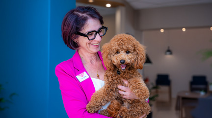 Lucie la propriétaire du chien Achille résidence seniors Saint-Sulpice-de-Royan