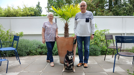 Couple âgé avec leur chienne aux Résidentiels de Royan résidence seniors