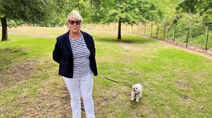 résidente femme âgée aux Résidentiels de Saint-Brevin avec son chien