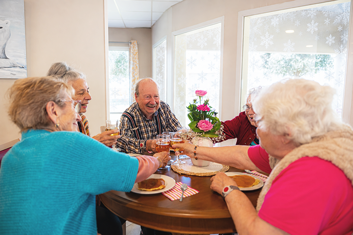 residence_seniors_convivialite_hiver séjour temporaire en résidence seniors l'hiver